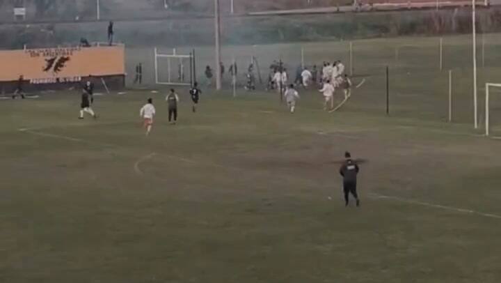 Incidentes en un partido por una liga de Santa Fe: hinchas y futbolistas se enfrentaron adentro y fuera de la cancha