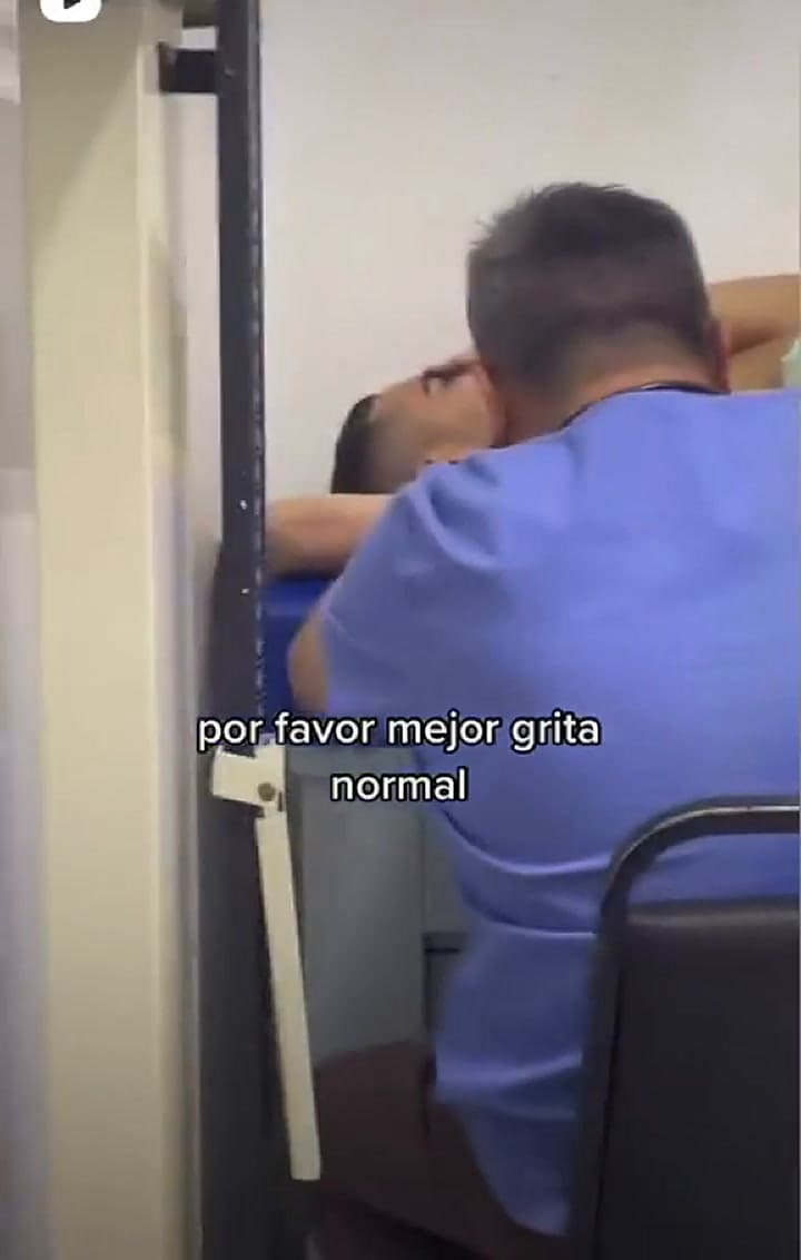 La reacción del hombre mientras el médico lo atendía
