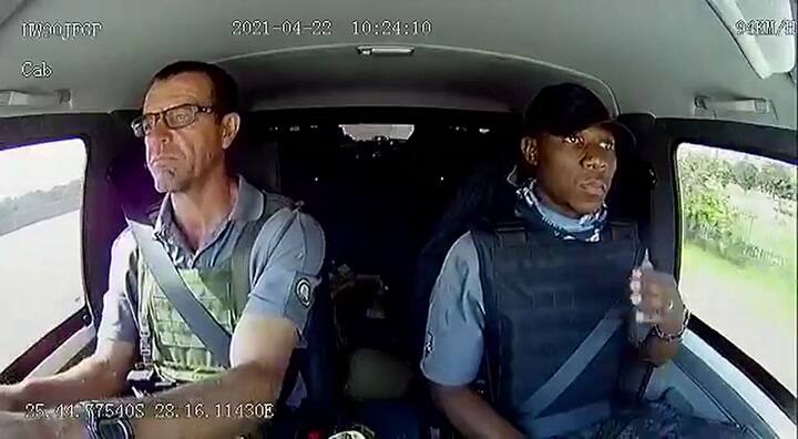 El tenso momento en que un camión de caudales es atacado por ladrones