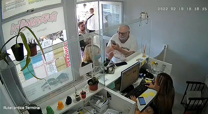 El presidente de la Liga Argentina por los Derechos Humanos se violentó contra la empleada de una bo