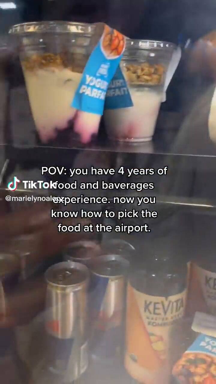 Tiktoker hace una advertencia a todos los viajeros sobre la comida del aeropuerto