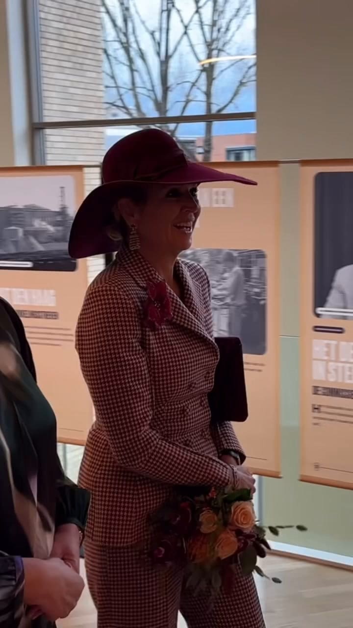 La reina Máxima Zorreguieta causó furor con su traje cuadrillé bordó y blanco