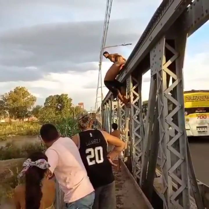 Mendoza: trató de tirarse al río, pero cayó al asfalto