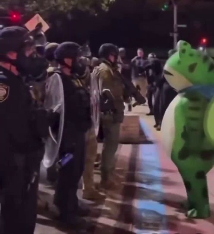 Una rana en Portland, Oregon comenzó una nueva tendencia en manifestaciones