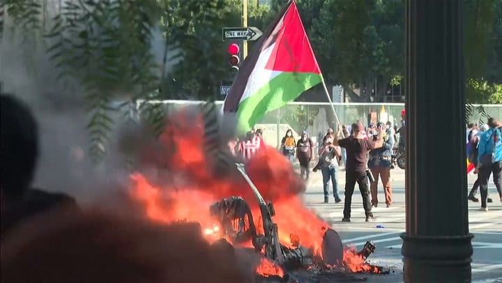 Protestas en Los Ángeles con banderas de México contra las políticas antiinmigración (Reuters)