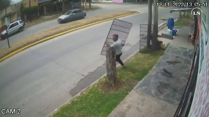 Vio una huida motochorra y les tiró con las rejas