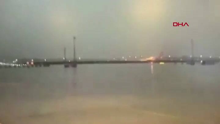 El momento en que se estrella el avión al aterrizar en Estambul