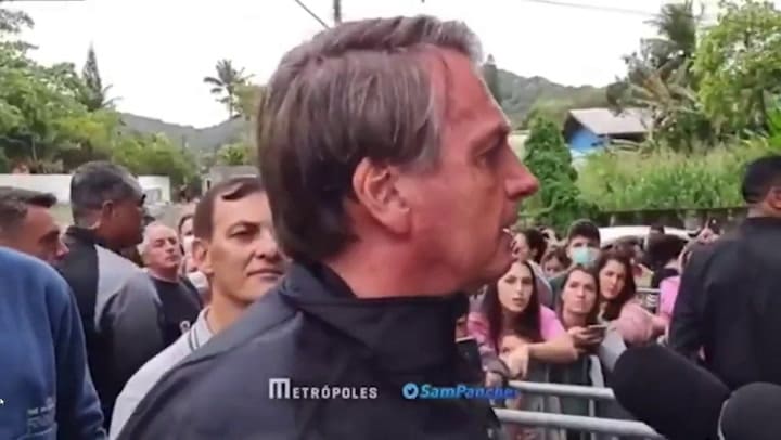 Bolsonaro no pudo ingresar al estadio para ver al partido de Gremio contra Santos por no estar vacu