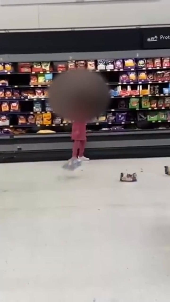Crisis emocional de una niña en Walmart