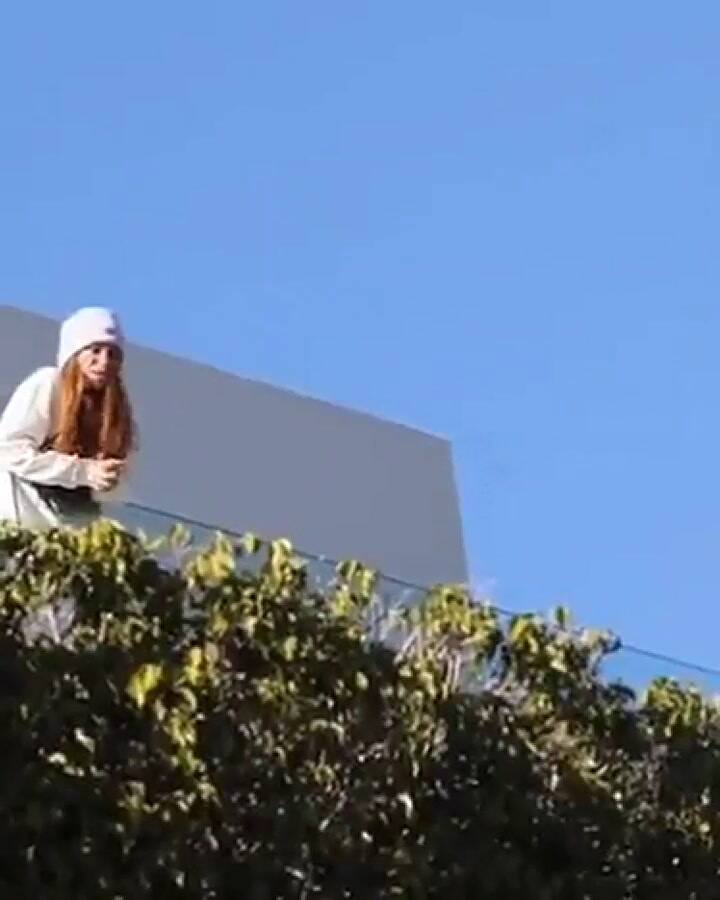 Shakira salió al balcón para saludar a sus fans luego de la llegada de Piqué