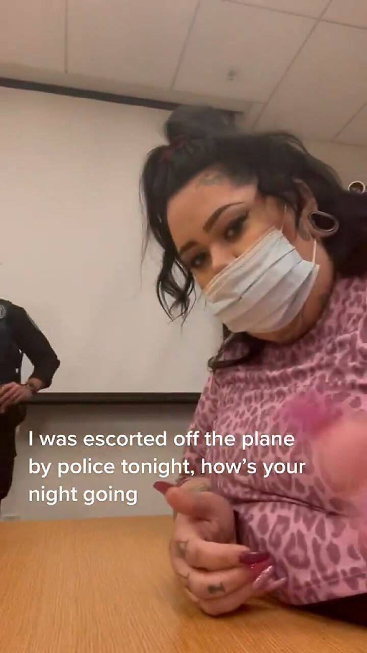 Una influencer y rapera denunció públicamente el trato que recibió de una aerolínea por su atuendo