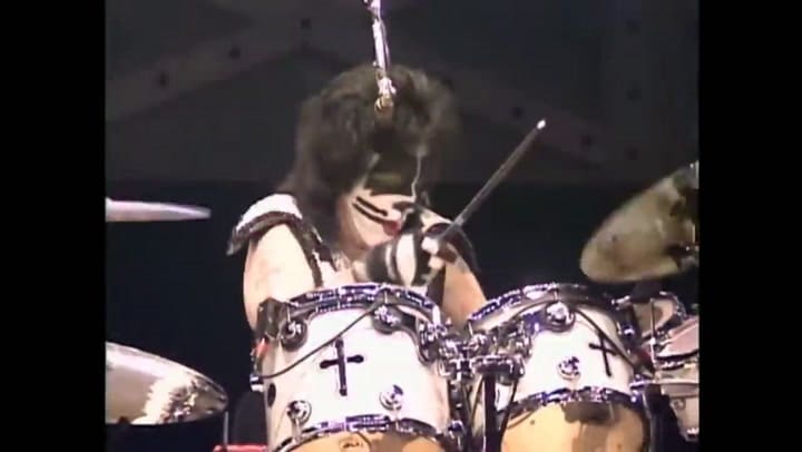 Kiss interpretando "Skock Me"