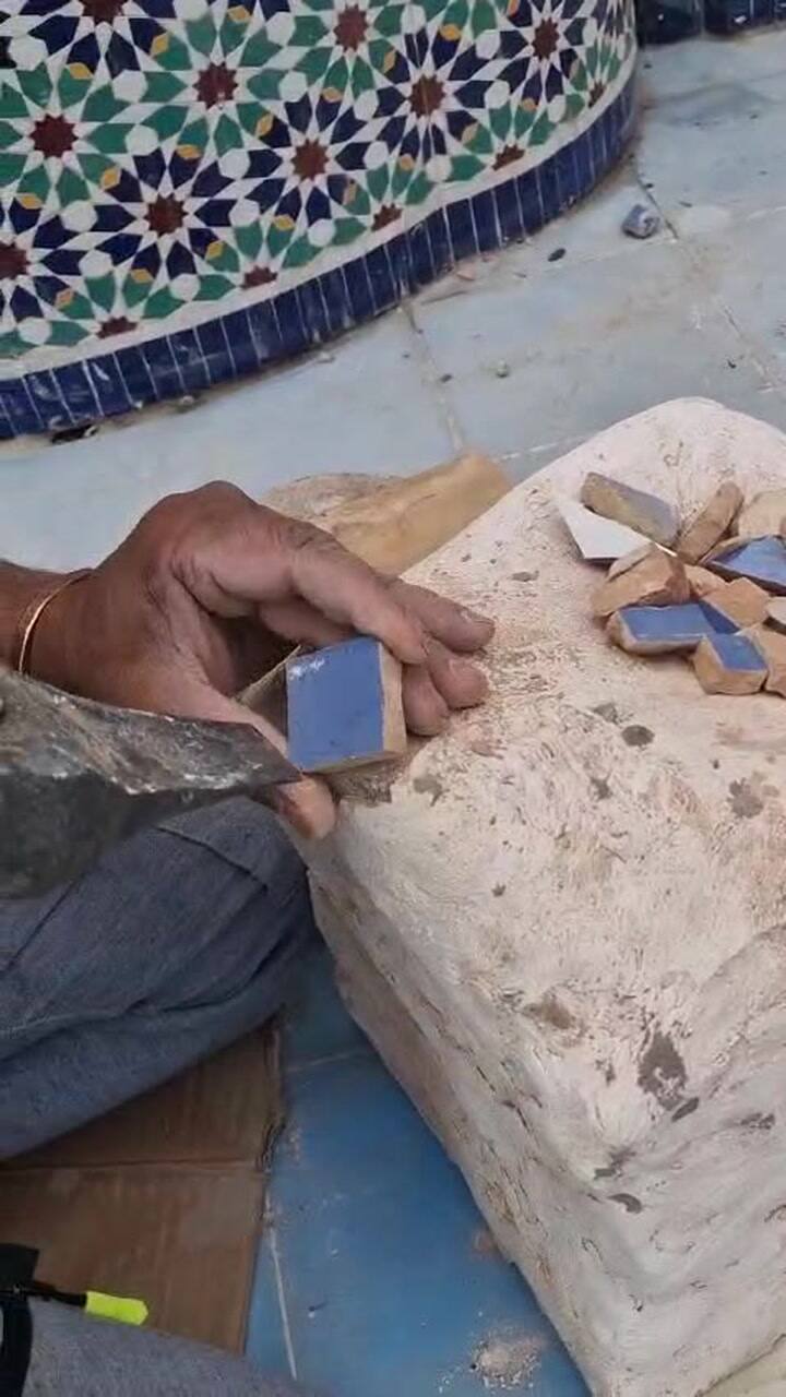 Artesanos trabajan en el Patio Marruecos de Palermo.- Embajada de Marruecos