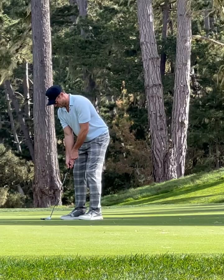 Durante su participación en el AT&T Pebble Beach Pro-Am, un torneo de golf profesional del PGA Tour, que se celebra anualmente en Pebble Beach, California