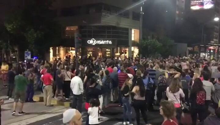 Cacerolazo en Crisólogo Larralde y Cabildo
