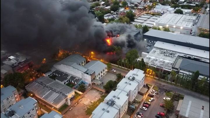 Combaten un incendio en una fábrica de plásticos en San Fernando