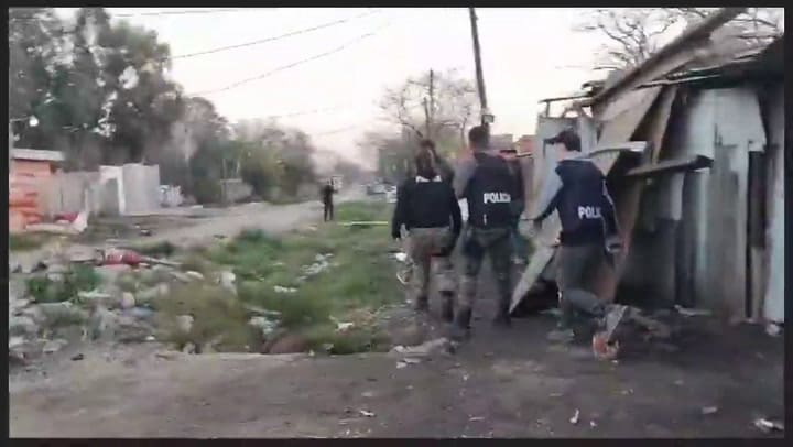 Infernal tiroteo en Melchor Romero, con un asaltante muerto y un policía herido