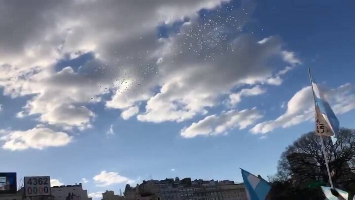 Así fue la suelta de globos en el Obelisco