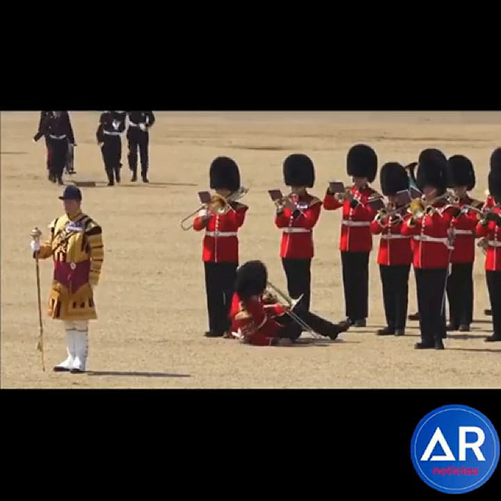 Por el calor, varios soldados británicos se desmayaron durante un desfile militar en Londres