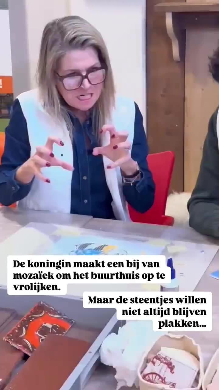 La reina Máxima participó de una actividad y trabajó con mosaicos