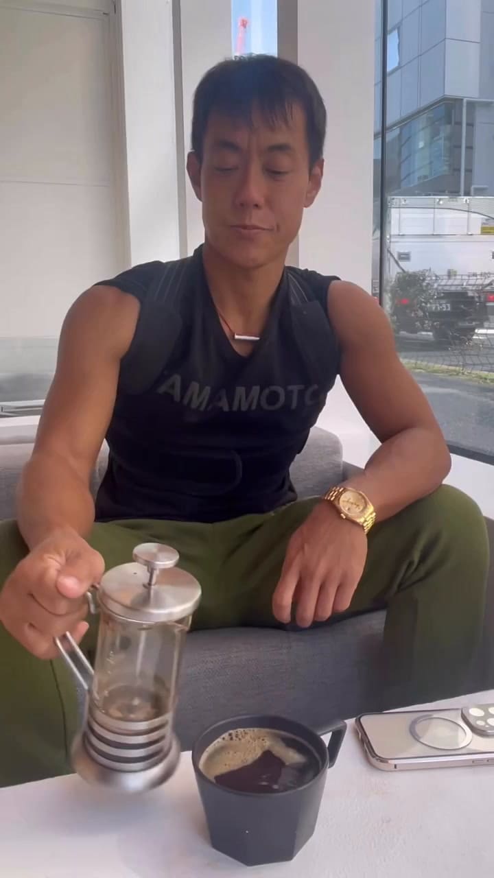 今日は久しぶりに外で仕事。めちゃくちゃ捗りました。早朝からカフェ巡りをしながら仕事をすれば、新鮮な刺激から新しいアイデアや、良い文章が浮かんだりします。朝5時半から毎日zoomサポートをして、日サロ、ゴールドジムと黄金ルーティンをこなした後に、喫茶店で伸び伸び仕事してます。幸せです。それにしても渋谷近郊はオシャレカフェが多くて素敵ですね。今日来た喫茶店は完全予約制のwhitelyさん。肝心の僕がオシャレじゃないのと、一