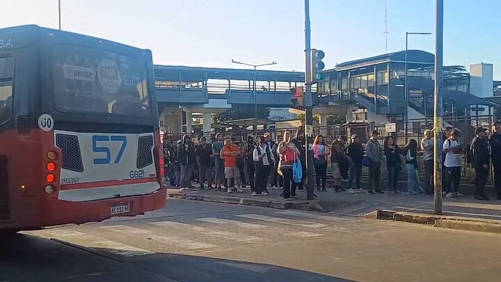 Largas filas para tomar el colectivo en Moreno