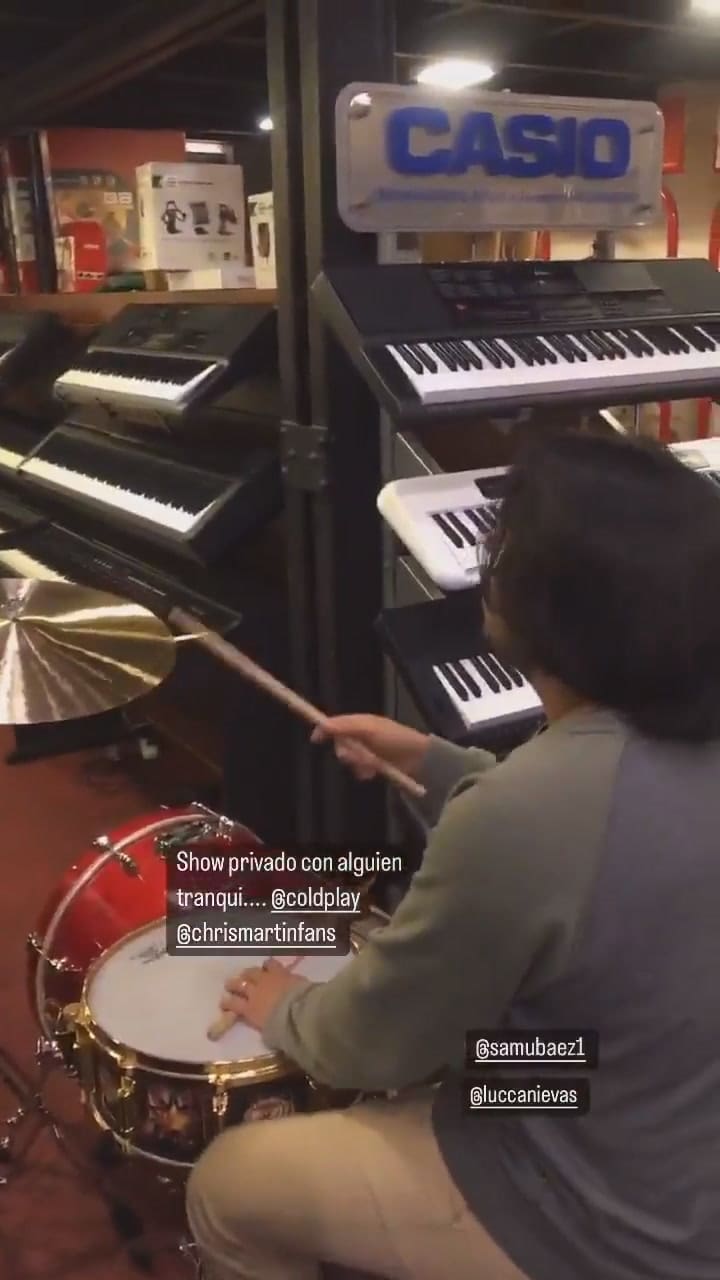 Chris Martin fue a comprar una guitarra y brindó un improvisado recital a los vendedores