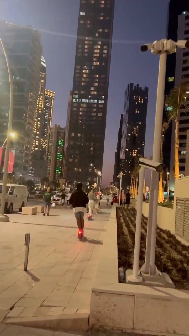 Sergio Agüero y su novia Sofía Calzetti pasearon en monopatín por Qatar