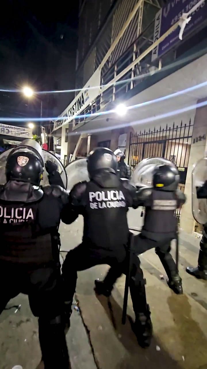 El operativo para desalojar la zona de la casa de Cristina
