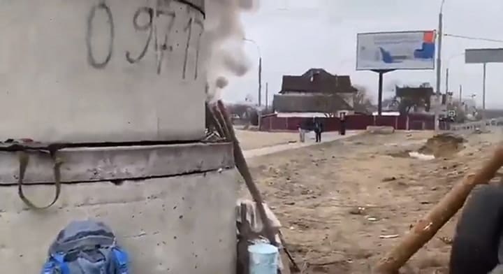 Familias de civiles huyen de Irpín