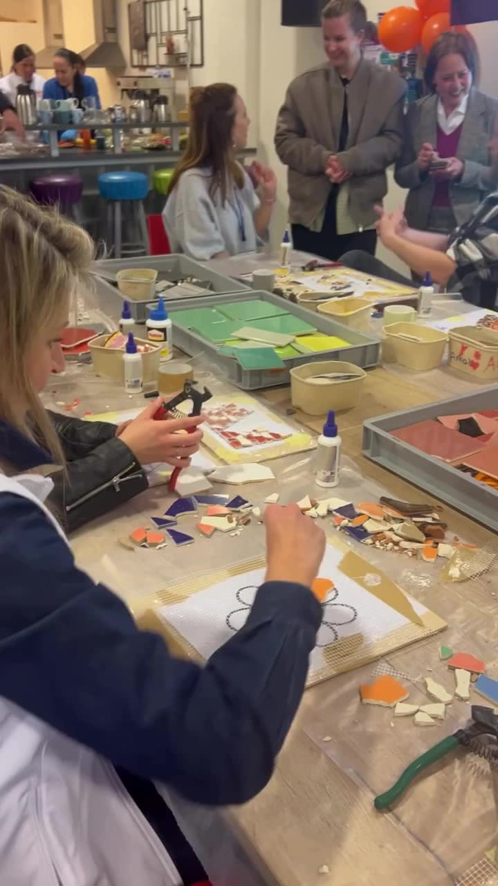 El rey Guillermo Alejandro y la reina Máxima trabajaron con mosaicos