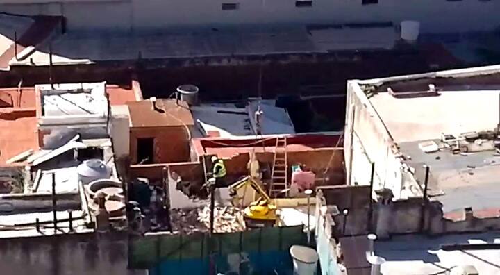 Un obrero realiza tareas en la zona del derrumbe en Floresta