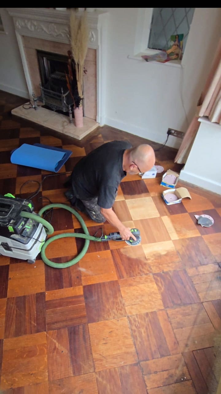 Remodelaban su casa y encontraron un tesoro debajo de la alfombra