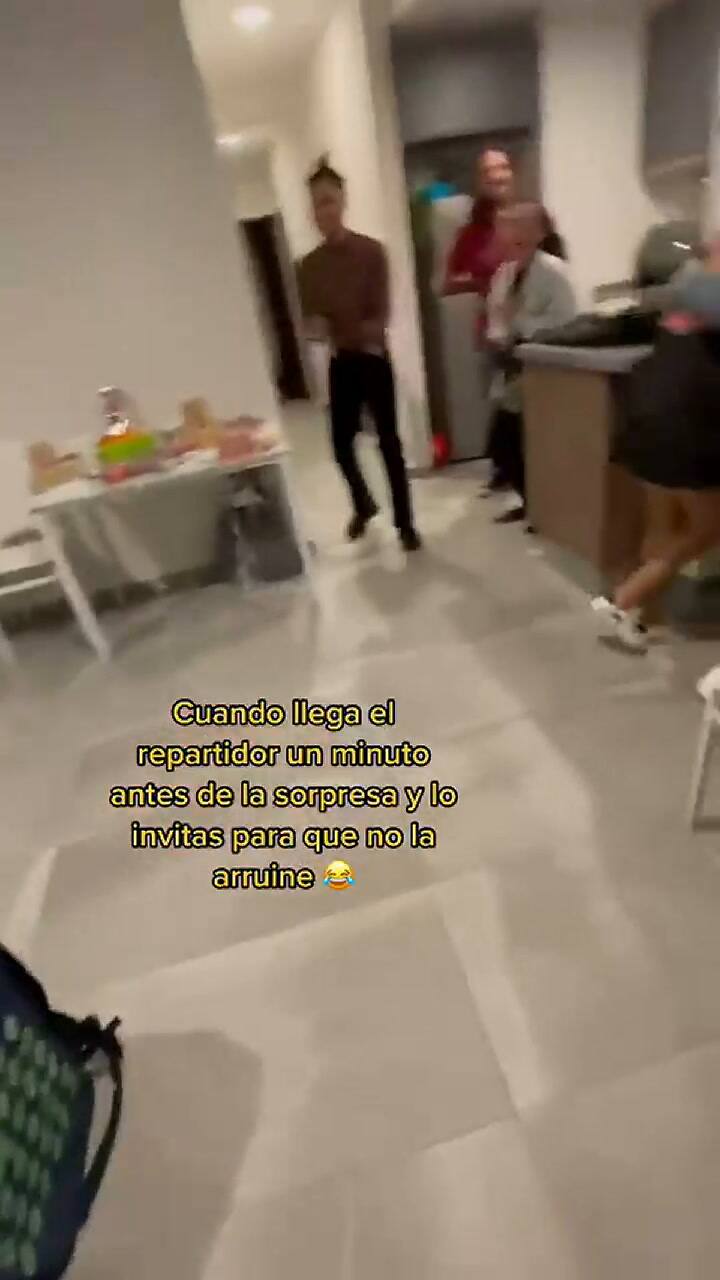 Invitaron al repartidor a una fiesta para que no arruinara la sorpresa del festejado