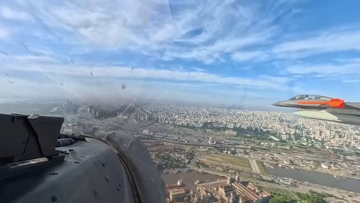 El sobrevuelo de los F-16 daneses por Buenos Aires, registrado desde la cabina de uno de los pilotos