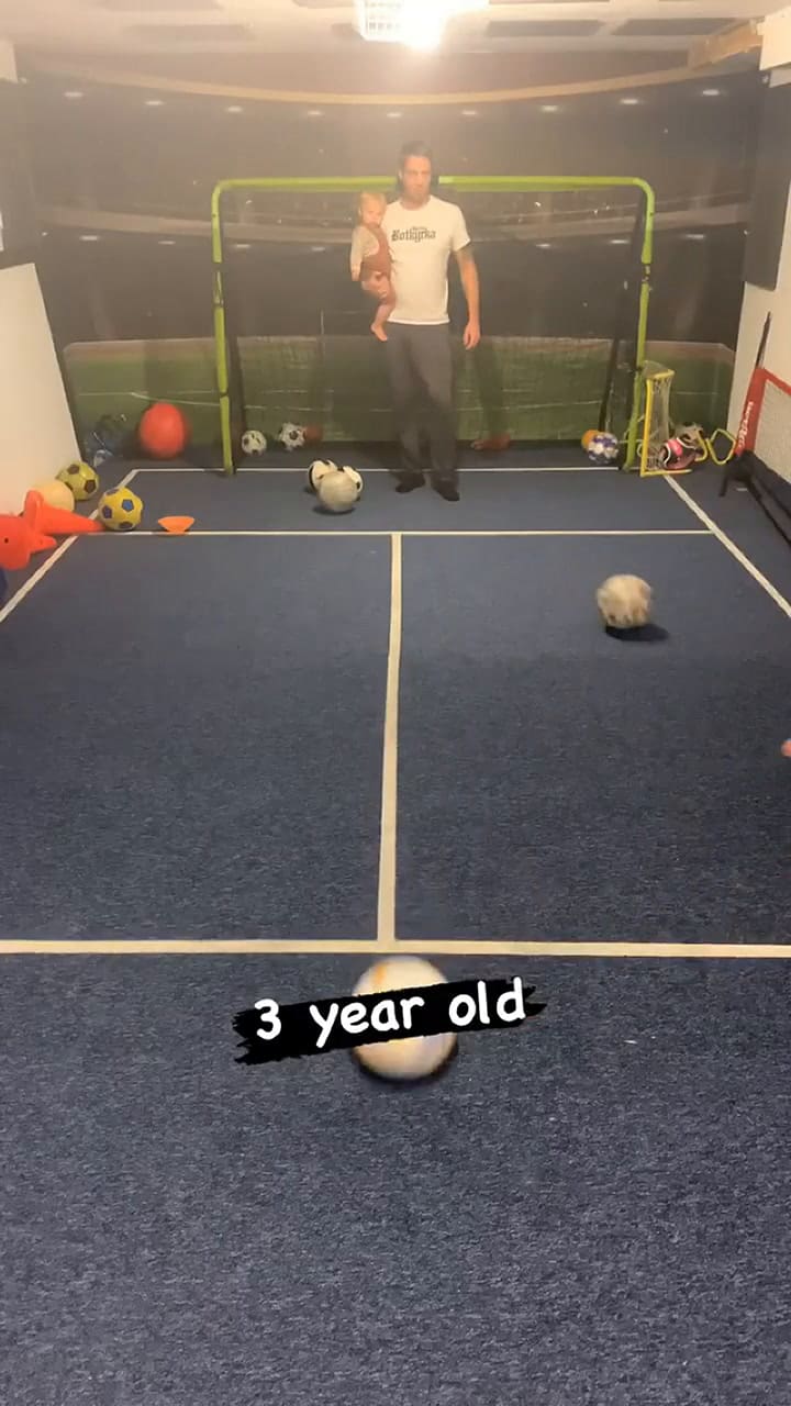 A sus tres años, la rompe con la pelota