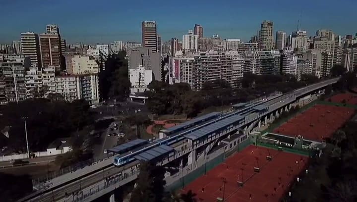 Viaducto Mitre: la estación elevada de Lisandro de la Torre, vista desde el drone de LA NACION