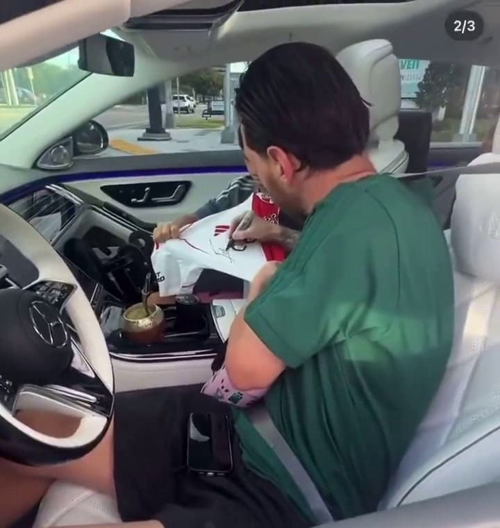 Así Messi firmó la camiseta de un fanático de River (Video: X @M10GOAT)
