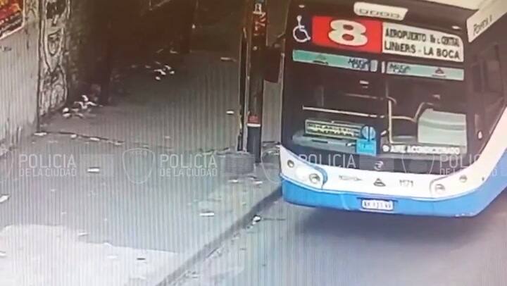 Corte total en General Paz: un hombre se atrincheró armado en un colectivo