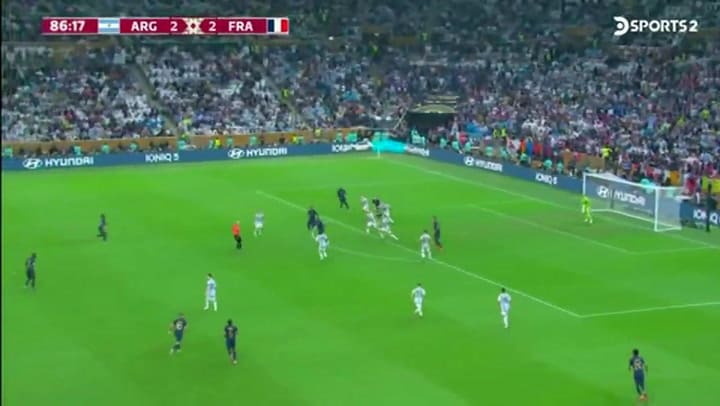 La jugada que el VAR casi convierte en penal