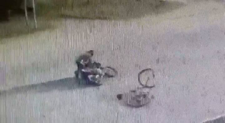 Así escapó el motociclista que atropelló a dos ciclistas