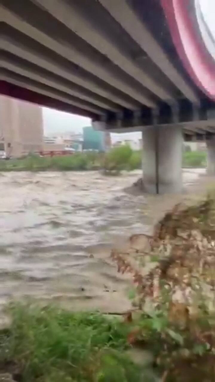 La caudalosa corriente del río que atraviesa Monterrey en medio de la tormenta Alberto
