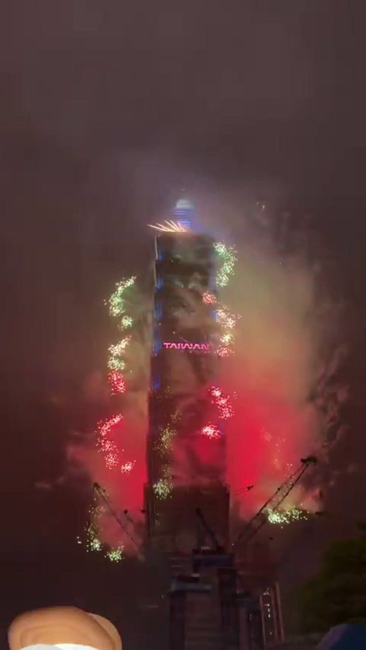 Taipei le da la bienvenida al 2026 con fuegos artificiales desde su edificio más alto