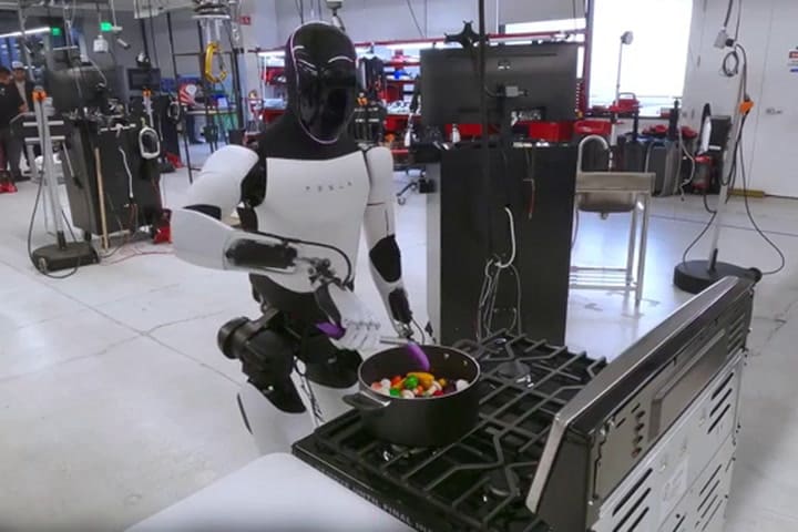 El robot Optimus Gen 2 cocinando