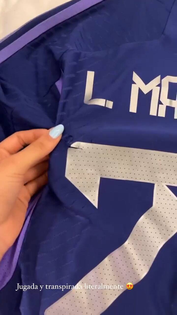 Agustina Gandolfo mostró el detalle de su camiseta (Video: Instagram @agus.gandolfo)