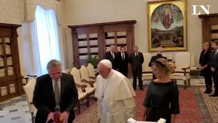El intercambio de regalos entre Alberto Fernández y el papa Francisco - Crédito: Pool Aigav