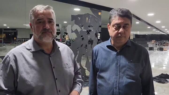 La sala de conferencia destrozada