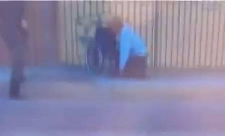Los oficiales dijeron que dispararon porque tenían miedo de que les tire su cuchillo