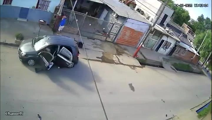 Le robaron el auto, quedó enganchada en el cinturón de seguridad y fue arrastrada