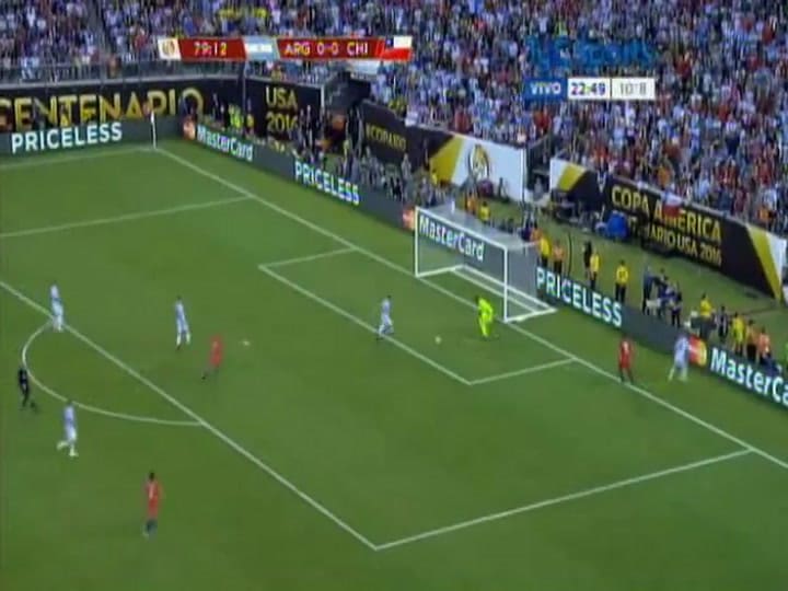 Funes Mori la saca del área y nos salva de un gol